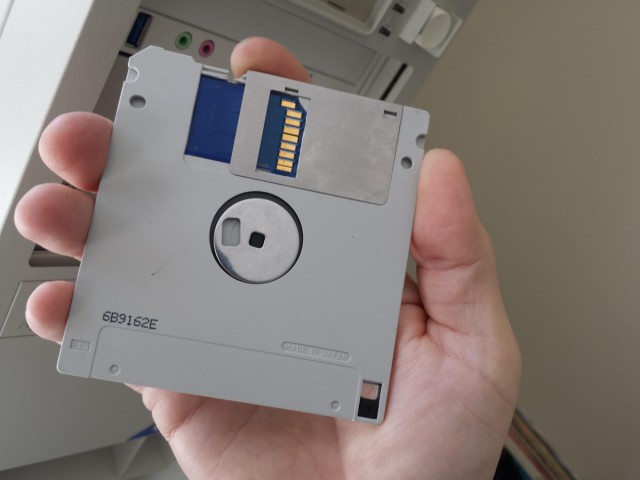 Моддер приспособил флоппи-дисковод 1995 года под современный картридер