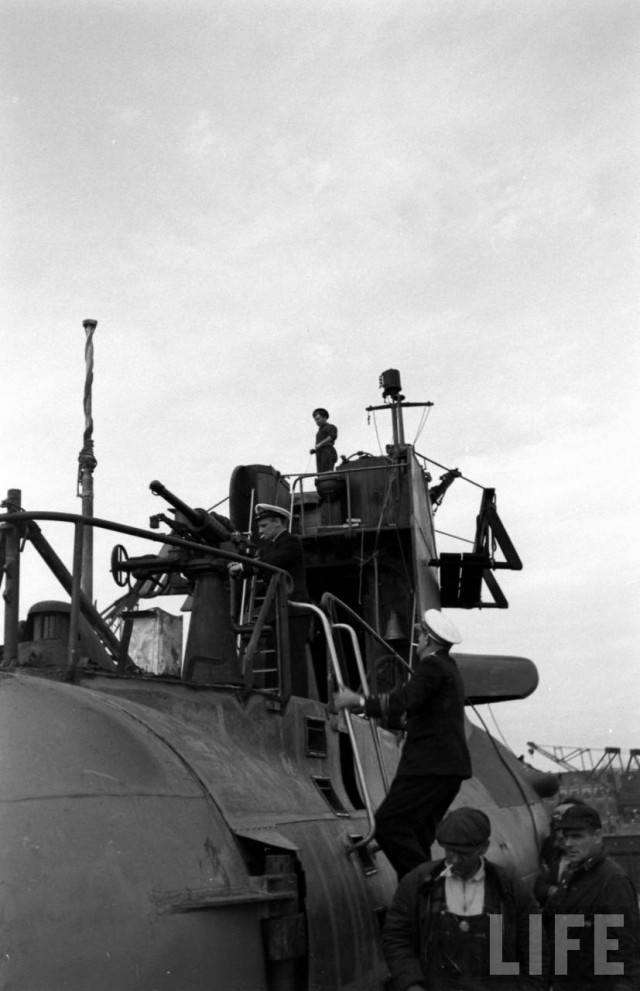 " Веселый Роджер" над субмариной