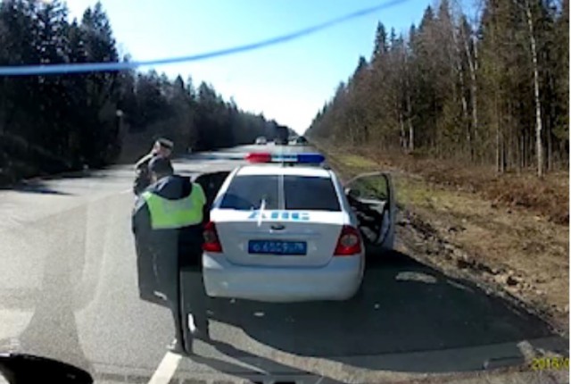 Сегодня в Гатчинском районе Lexus, несущийся на огромной скорости, сбил инспектора ГИБДД