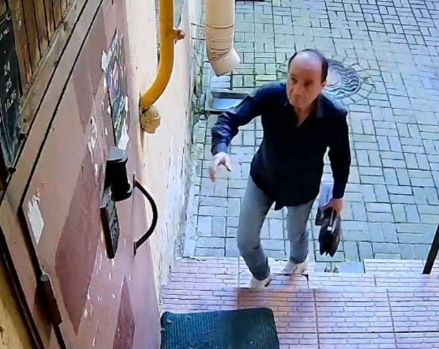Методы предвыборной борьбы в СПб: лидер узбекской диаспоры ходит и снимает листовки другого кандидата на выборах в МО