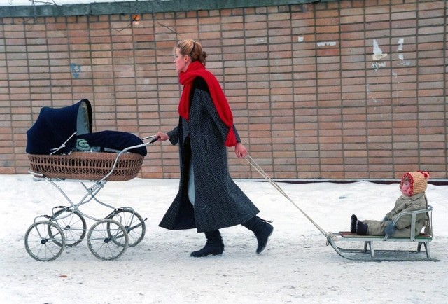 Молодая мать с детьми на прогулке, 1994 год, Москва