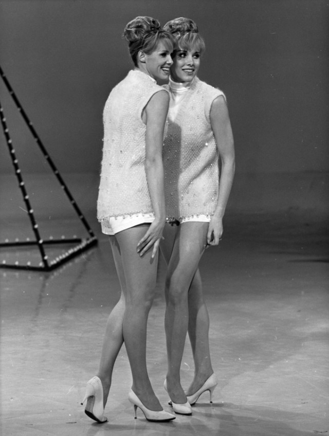 Выступавшие с Синатрой сестры-близнецы совершили суицид