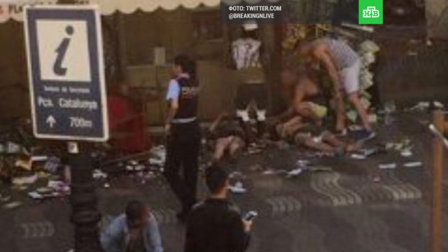 Микроавтобус врезался в толпу в центре Барселоны