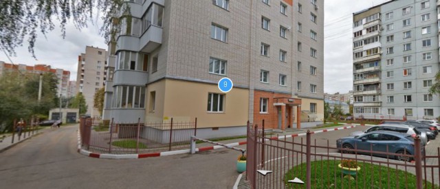 В Смоленске рухнул козырёк подъезда жилого дома... и какой-то невезучий как раз там припарковался. Карма?