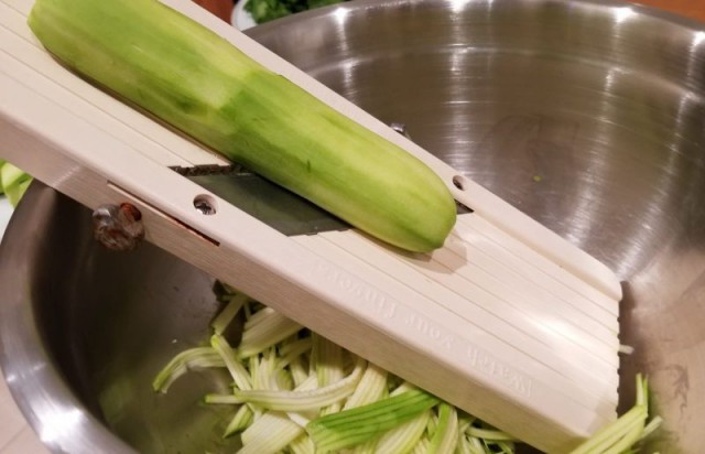 Пикантный салат из кабачков.