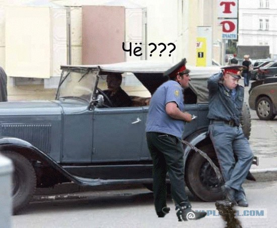 Задумчивый милиционер и его машина