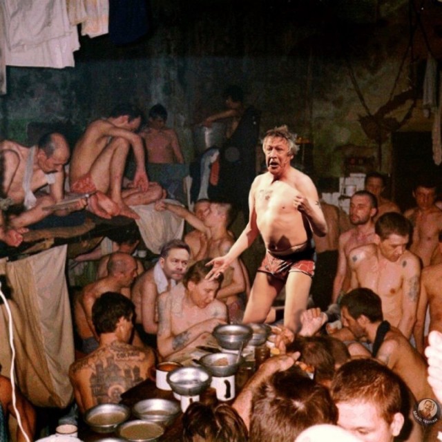 Шаман и барабанщицы: возле Пресненского суда сегодня был балаган... и даже, наверное, цирк