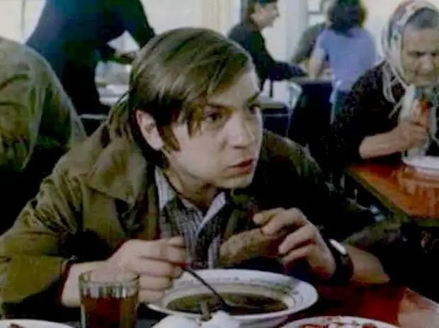 Студент-практикант Вова из «Афони». Попал из ПТУ в актеры и не пережил 90-е