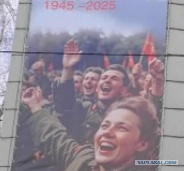 В Барнауле баннер ко Дню Победы сгенерировали нейросетью — у одного из солдат на нём шесть пальцев