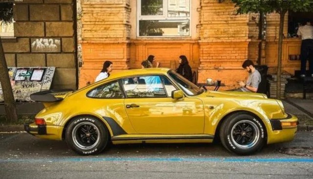 В Киеве на улицах был замечен Porsche 1979г