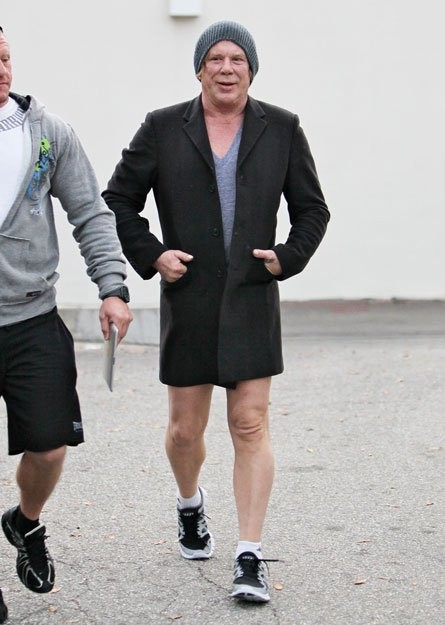 Микки  Рурк  без штанов .