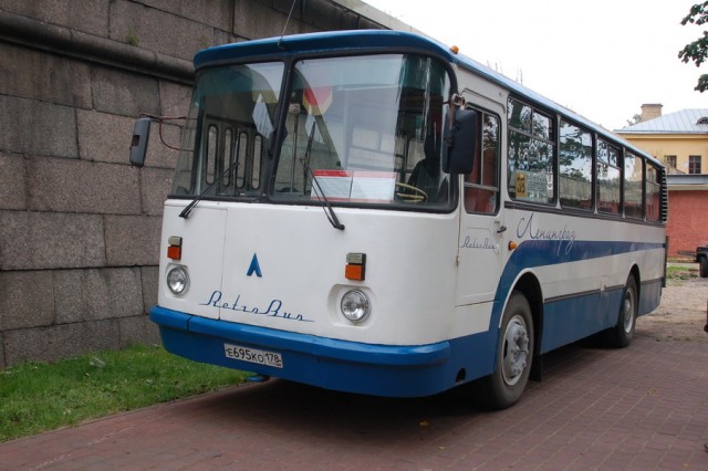 Авто Вернисаж на Неве.