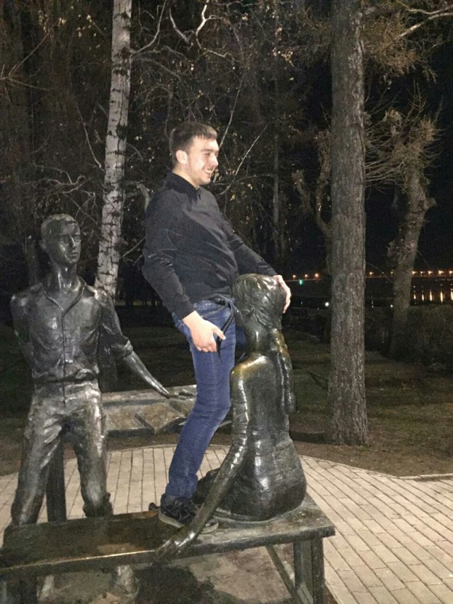 Саратовский студент показал отсутствие мозгов фотками со скульптурой