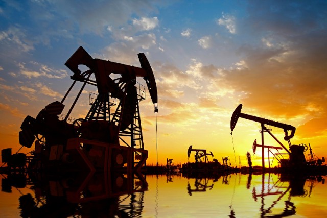 Цены на нефть возобновили обвал на данных о переполнении мировых хранилищ