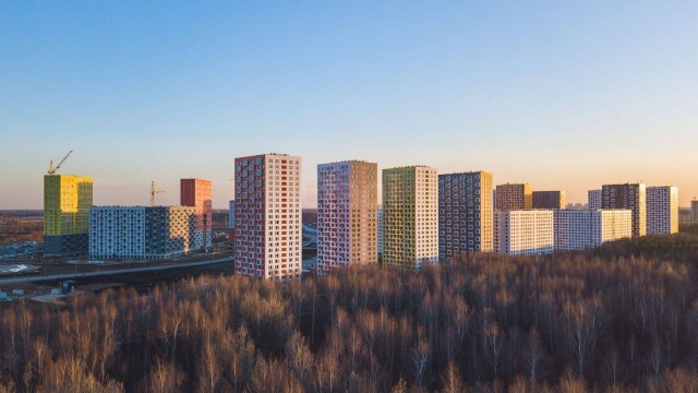 35 подъездов, 3708 квартир и огромная парковка вместо двора — добро пожаловать в город-дом, главный "человейник" всея Руси