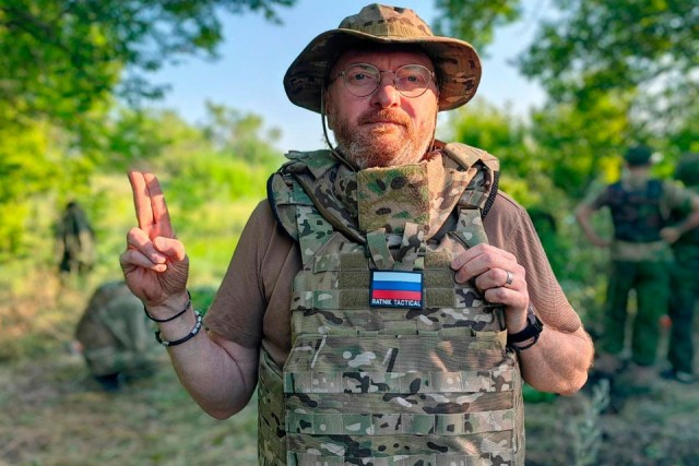 К депутату Госдумы приехала на фронт супруга.