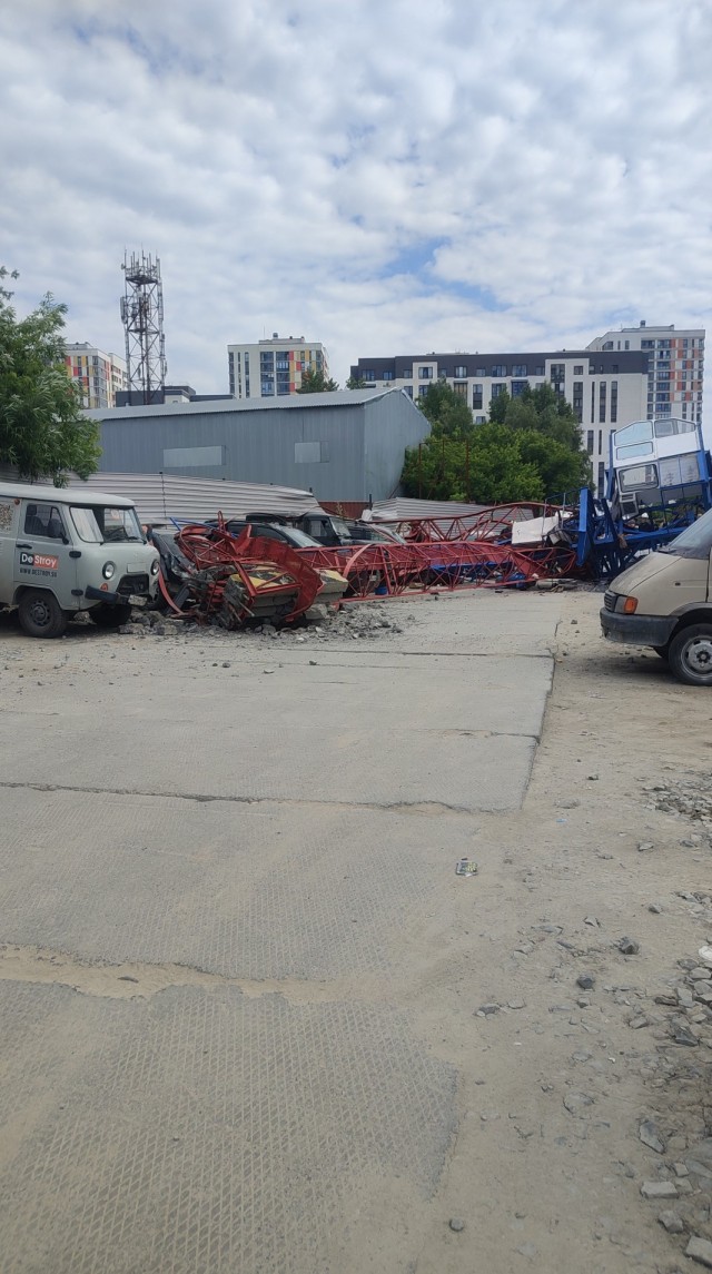 В Новосибирске на стройке жилого комплекса рухнул кран с 57-летней крановщицей внутри