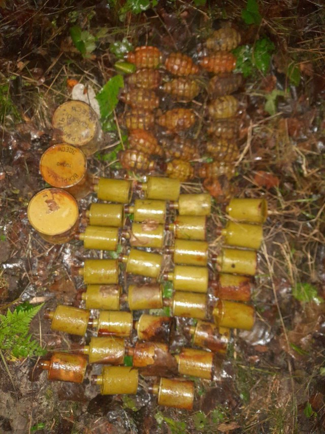 Наркоман искал "клад", а нашёл "золото" возле ж/д-станции в Петербурге — схрон с боеприпасами 70-х годов