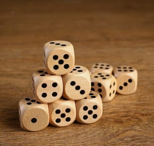 Сувенирная игральная кость из латуни