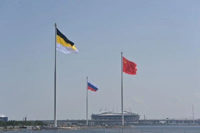 Единственный город в мире, где флаг СССР реет днем и ночью