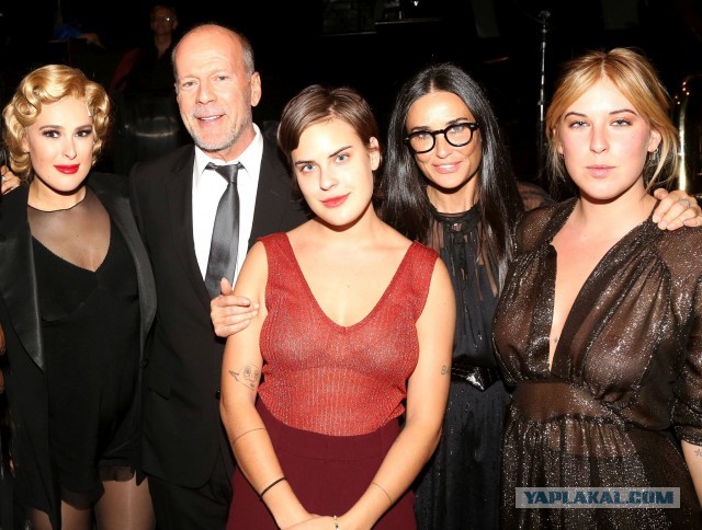 Семья Брюса Уиллиса отселила его в отдельный дом из-за прогрессирующей деменции