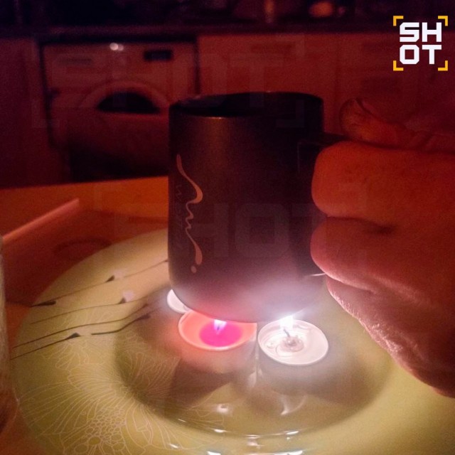 Вот такая романтическая атмосфера при свечах сейчас в подмосковном ЖК «Императорские Мытищи», где уже более пяти часов нет электричества.