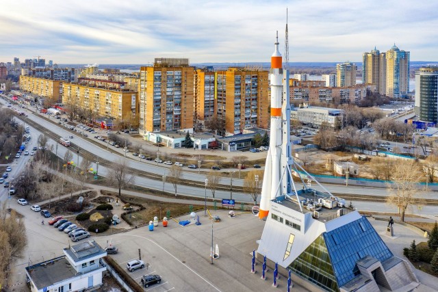 В западных соцсетях завирусился кадр с гигантской ракетой прямо во дворе — речь о памятнике «Союз-У» в Байконуре