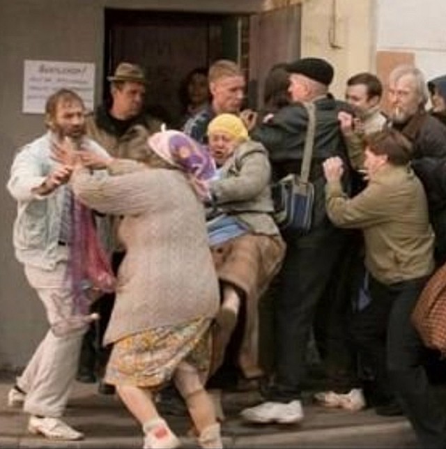 Бабка у банкомата