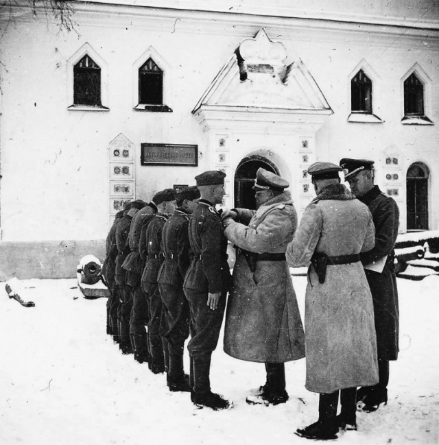 Почему советские офицеры носили пистолет справа на ремне, а немецкие - слева?