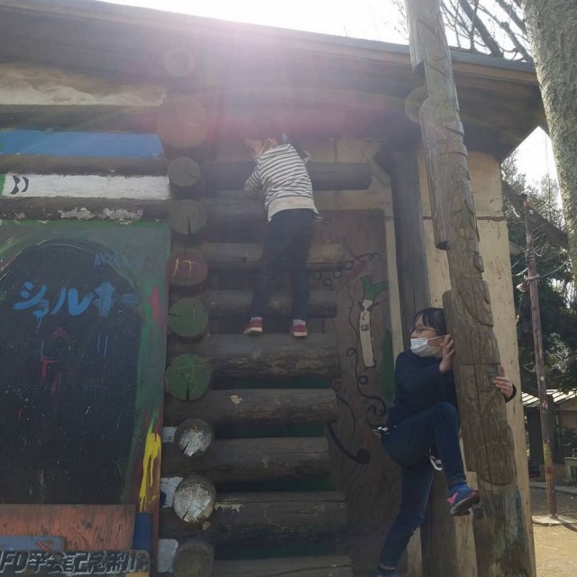 Японский парк, где дети играют с ножами и молотками, жгут костры и прыгают с крыш зданий