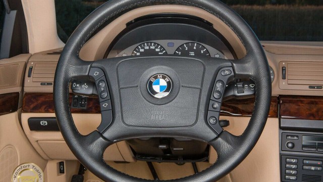 Поляк 20 лет хранил BMW E38 под пластиковым колпаком (а теперь продает)
