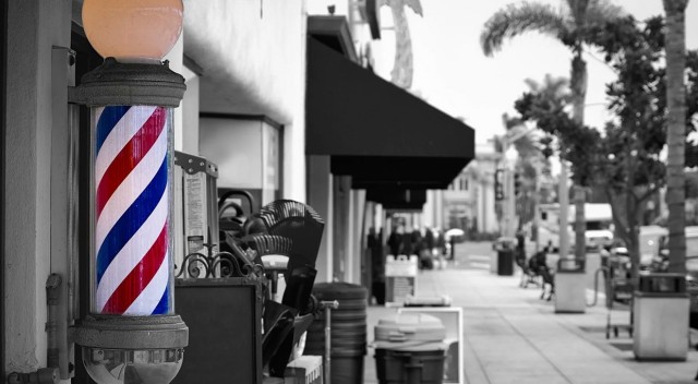 Что это за штука у входа и почему трёхцветный столб стал символом парикмахеров