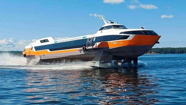 Катамаран на подводных крыльях на Байкале