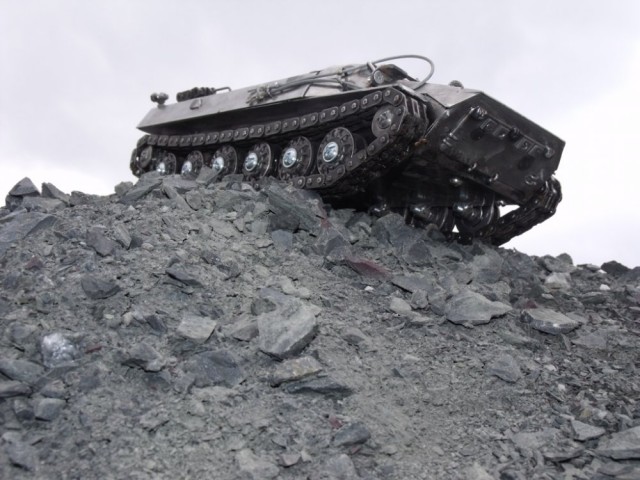 Модель МТЛБ из металла в масштабе 1:18