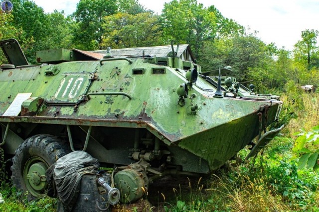 Заброшенные в лесу БТР-ы связистов с дорогими платами внутри