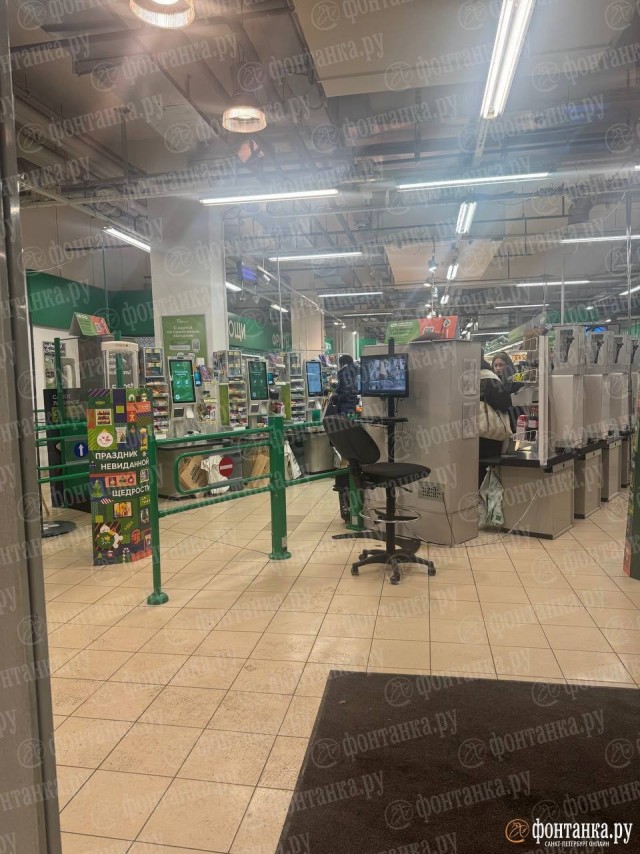 Полицейские наведались во все 139 магазинов сети «Перекрёсток» в Петербурге и Ленобласти — в полицию попали 580 сотрудников-мигрантов