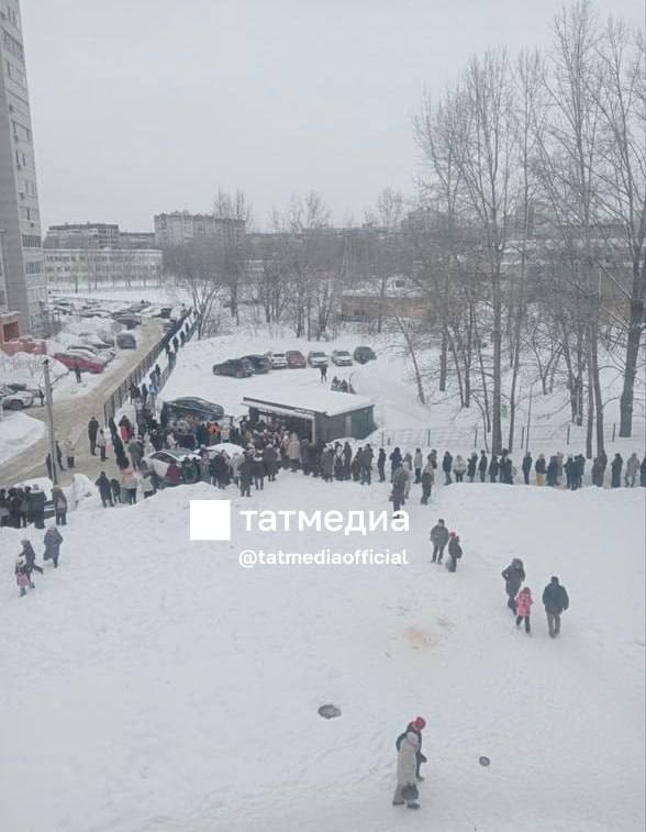 Жители Казани забирают детей из школ — судя по фото, одних школьников домой не отпускают
