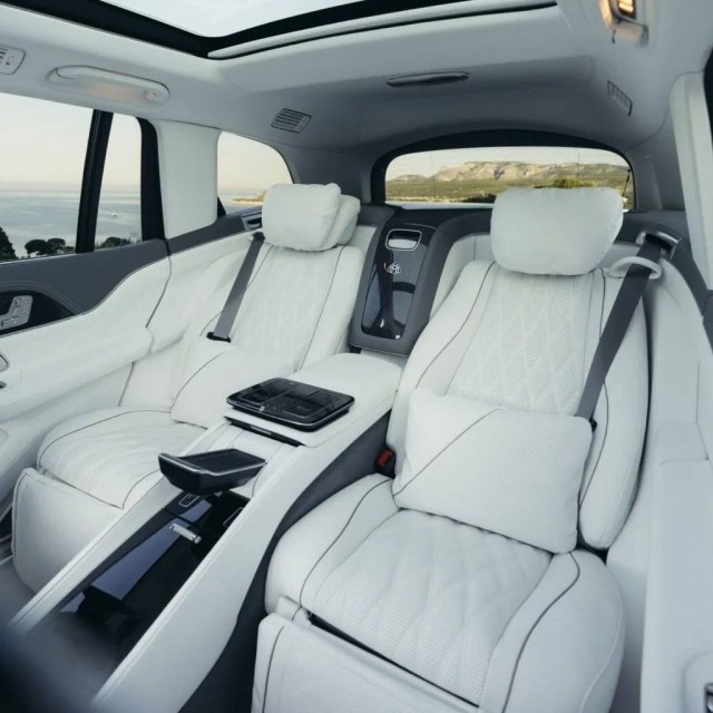 Mercedes показал новый Maybach GLS 800