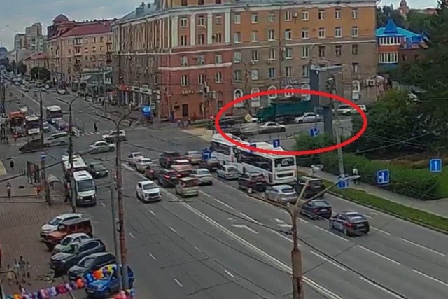 Машина сбила людей на пешеходном переходе в Омске, пострадали минимум 7 человек