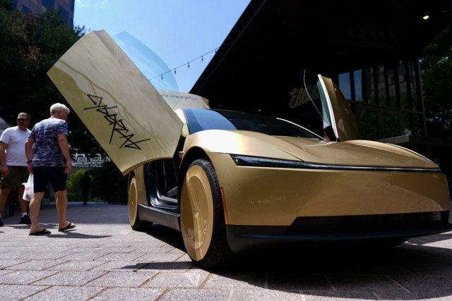 Tesla выпустила в Техасе роботакси Cybercab без руля и педалей
