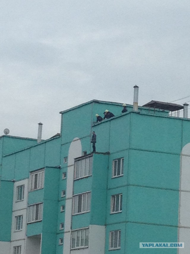 Мужик по ходу хочет сигануть с крыши...