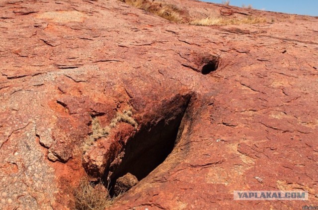 На Марсе вода вытекает из-под камня