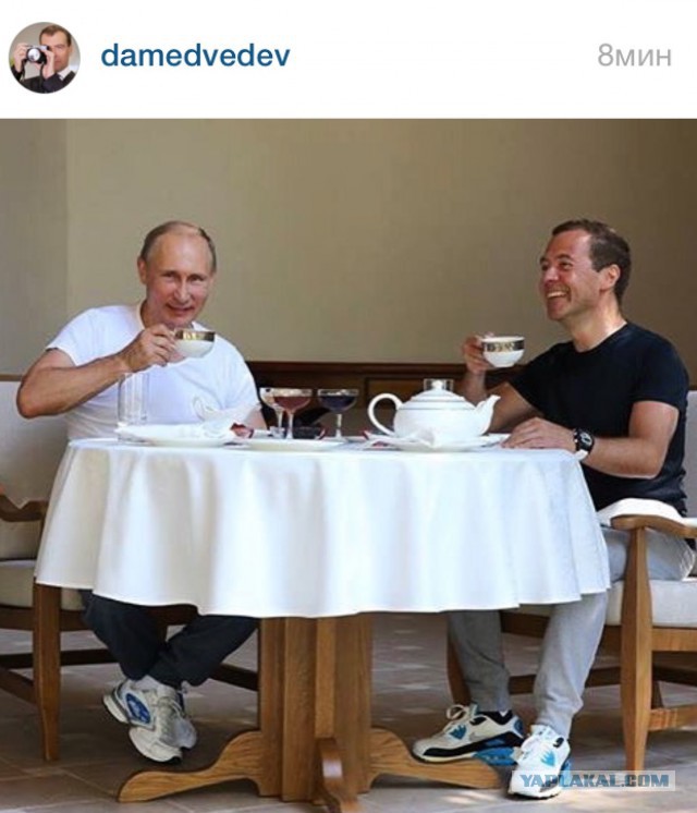 Путин и Медведев качаются