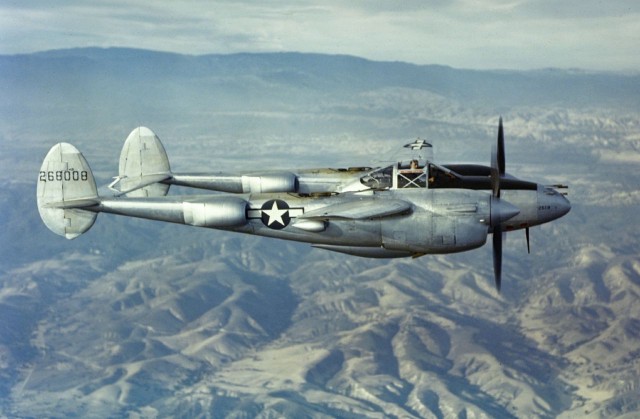 Многоцелевой истребитель P-38 «Lightning»