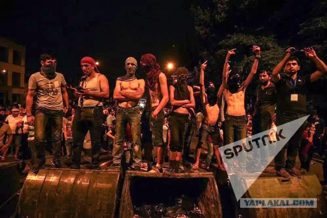В центре Еревана начались столкновения демонстрантов с полицией