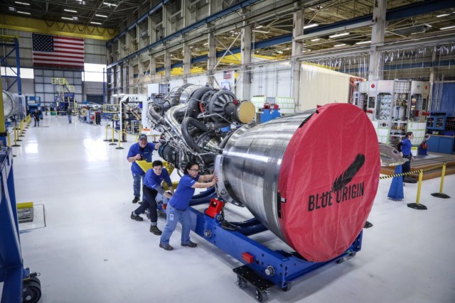 Глава Amazon показал новый ракетный двигатель, который в США позиционируют как замену российским