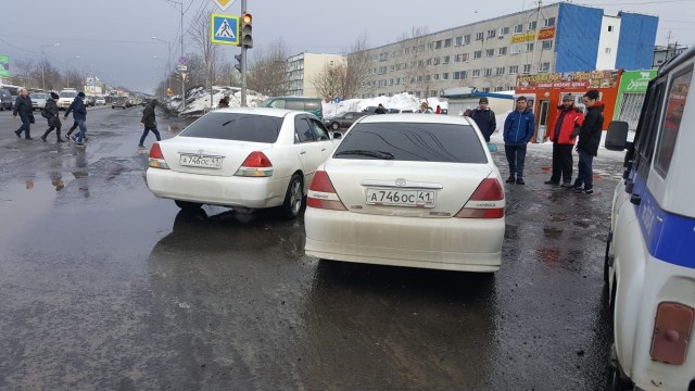 Несколько машин во дворе с одним номером