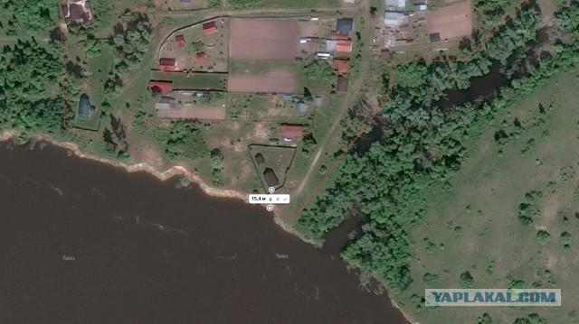 В деревне Елино частный дом обрушился прямо в реку
