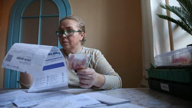 По большим счетам: долги россиян за ЖКУ приблизились к 900 млрд рублей