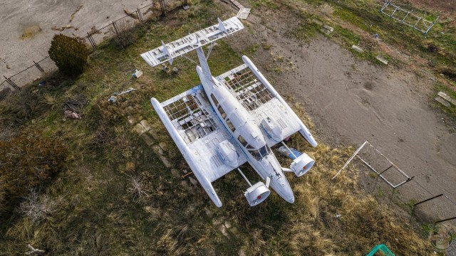 Пара экспериментальных экранопланов Волга-2 на месте заброшенного порта
